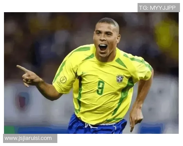 足球巨星挥手告别赛场瞬间 展现不舍与荣耀的完美交融