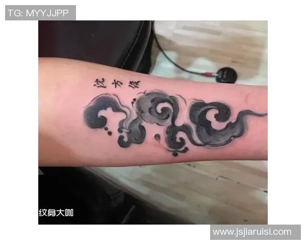 足球球星全身纹身图案揭示个性与激情展现不一样的绿茵风采 足球球星全身纹身图案揭示个性与激情展现不一样的绿茵风采