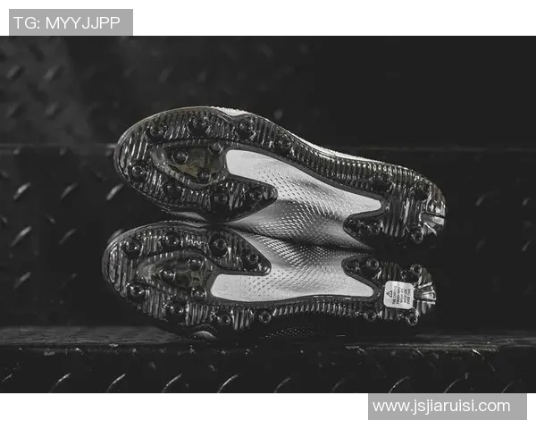 球星上脚GT一代足球鞋展现速度与精准完美结合的震撼魅力 球星上脚GT一代足球鞋展现速度与精准完美结合的震撼魅力