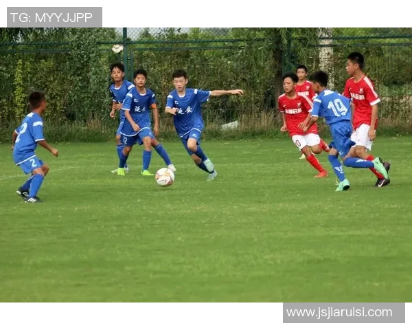 卷发球星绿茵逐梦之路与足球激情背后的故事